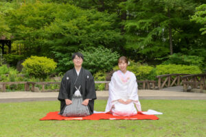 久屋大通庭園フラリエで和装フォトウェディング　白無垢前撮りで正座ショット　前撮りポーズ