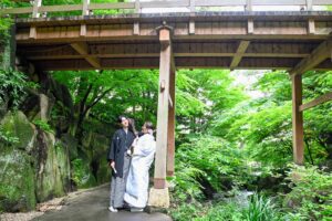 徳川園で和装ウェディングフォト 橋の下でたわむれるふたり
