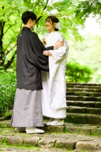 徳川園で白無垢ウェディングフォト 石段で見つめ合う新郎新婦