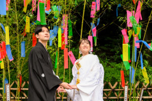 徳川園和装ウェディングフォト 七夕の季節に手を取り遠くを見つめる