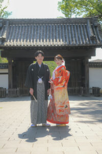 徳川園で和装ウェディングフォト　黒門の前に立つ新郎新婦　色打掛前撮り