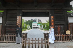 徳川園で和装白無垢フォト サングラスをかけた新郎新婦
