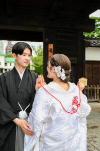 徳川園で和装ウェディングフォト 赤い糸「寿」を背中で持つ
