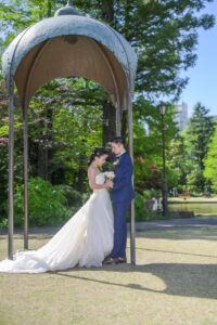 久屋大通庭園フラリエで洋装フォトウェディング　白いブーケを見つめる　自然を感じられるロケ地