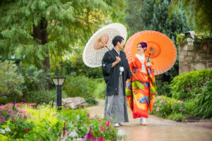 久屋大通庭園フラリエで和装前撮り　オレンジと白の和傘を持って歩く