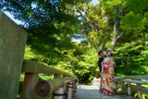 新緑の徳川園で和装ウェディングフォト　色打掛前撮り花婿が後ろからハグ