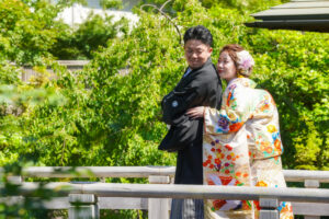 新緑の徳川園で和装ウェディングフォト　色打掛前撮り　花嫁が後ろからハグ