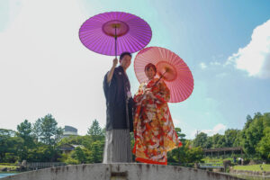 徳川園で和装ウェディングフォト　色打掛前撮り橋の上で和傘