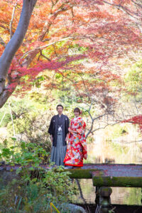紅葉の東山宗節庵で和装前撮りロケーション　赤い色打掛に池と橋