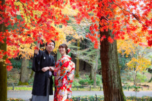 和装紅葉フォト　色打掛と真っ赤なもみじ　名古屋市東山植物園　photo by Yos