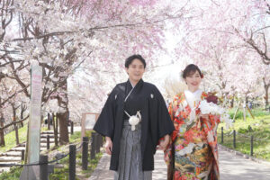 桜の東山動植物園で和装前撮りロケーション　桜のアーチを歩く新郎新婦