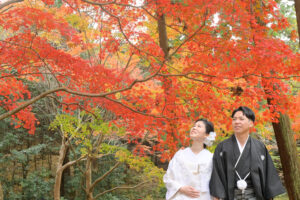 紅葉の東山宗節庵で和装前撮りロケーション　紅葉を見る紋付の新郎と白無垢の新婦
