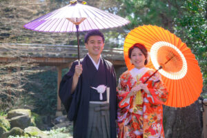 徳川園で和装ウェディングフォト　色打掛前撮り和傘を持つ新郎新婦