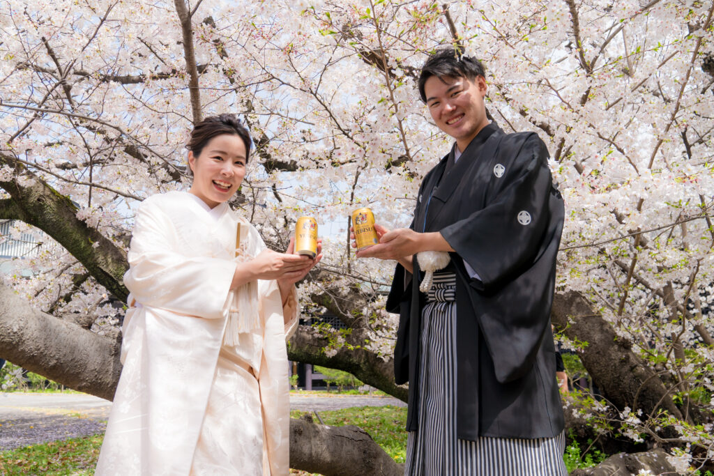 ビールを持って和装ロケーション撮影