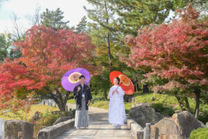 紅葉の徳川園で和装ウェディングフォト　白無垢前撮り和傘をさす