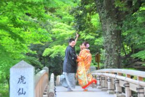 おすすめの名古屋の徳川園で日本庭園の橋の上で和装ロケーション前撮りおしゃれで安い