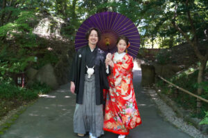 相合傘で人気の名古屋の徳川園で和装ロケーション撮影前撮りロケーション