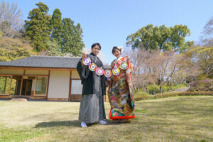 桜の東山宗節庵で和装前撮りロケーション　お庭で和ガーランドを持つ