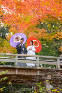 紅葉の徳川園で和装ウェディングフォト　白無垢前撮り橋の上で和傘
