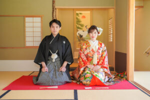 桜の東山宗節庵で和装前撮りロケーション　色打掛の正座座りショット