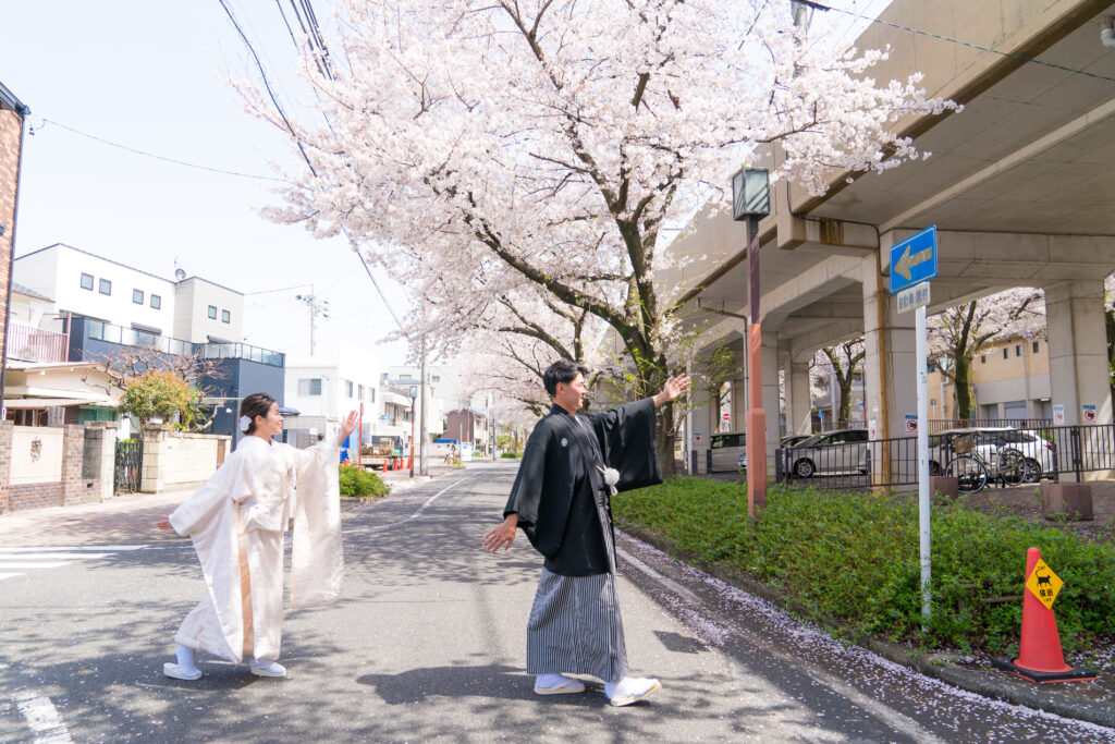 白無垢で名古屋の道を歩くロケーションフォト