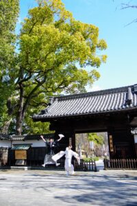 人気ランキング上位の徳川園で和装前撮りおもしろポーズ白無垢でジャンプ
