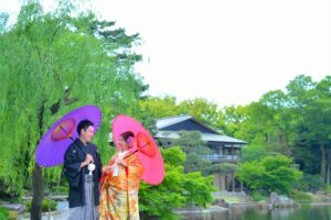人気の徳川園で鶴が飛んでいない色打掛で和装前撮りロケーション撮影和傘を持って