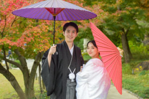 紅葉の徳川園で和装ウェディングフォト　白無垢前撮り和傘を持つ