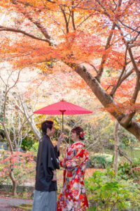 和装紅葉前撮り　和傘で相合傘　名古屋市東山植物園　photo by Yos