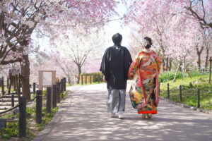 桜の東山動植物園で和装前撮りロケーション　蘭のヘアパーツがかわいい後ろ姿