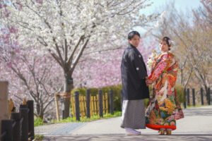 桜の東山動植物園で和装前撮りロケーション　振り返る
