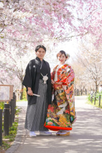 桜の東山動植物園で和装前撮りロケーション　色打掛と黒紋付の新郎新婦