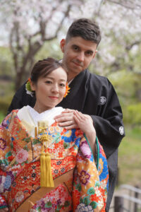 東山宗節庵で和装前撮りロケーション　エキゾチックな色打掛を着た新婦を後ろから手を添える花婿