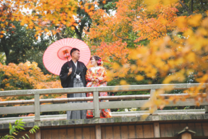 紅葉の徳川園で和装ウェディングフォト　色打掛前撮り橋の上で相合傘