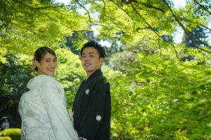 和装前撮り　白無垢で手をつないで振り返り　名古屋市東山植物園　photo by Koe