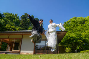新緑の東山宗節庵で和装前撮りロケーション　白無垢でジャンプ