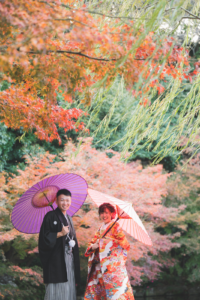 紅葉の徳川園で和装ウェディングフォト　色打掛前撮り和傘をさす