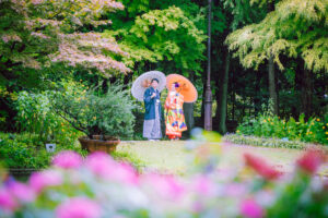 名古屋のフラリエで和装ロケーションフォト　緑と花と和傘のふたり