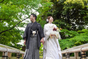 新緑の徳川園で和装ウェディングフォト　白無垢前撮り蘭のブーケを持つ花嫁