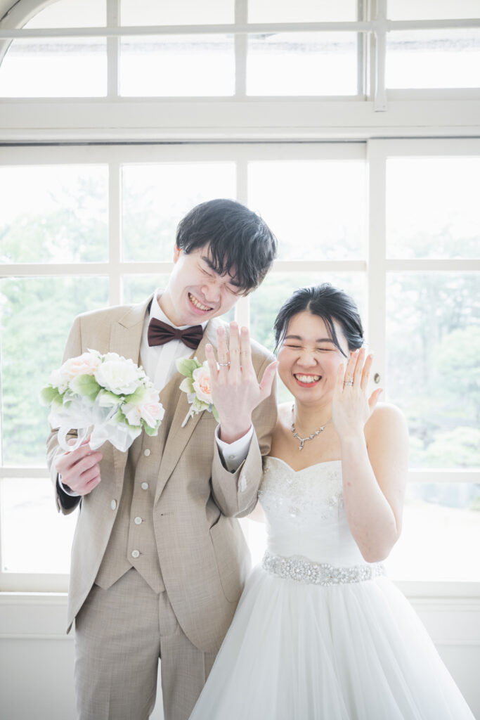 六華苑で洋装ウェディングフォト　結婚指輪披露