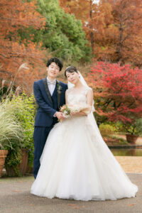 久屋大通庭園フラリエで洋装ロケーション前撮り　ブーケを持つ新郎新婦　名古屋で紅葉前撮り