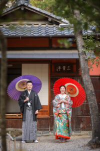 揚輝荘でウェディングフォト　和傘をさして正面を向く新郎新婦　撮影小物　名古屋で和装前撮り
