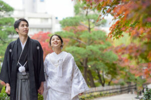 徳川園で和装ウェディングフォト　手を繋いで歩く新郎新婦　白無垢前撮り　日本庭園の紅葉