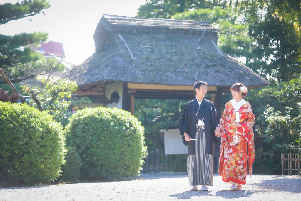 東山荘で会話をしながら散歩する和装姿の新郎新婦