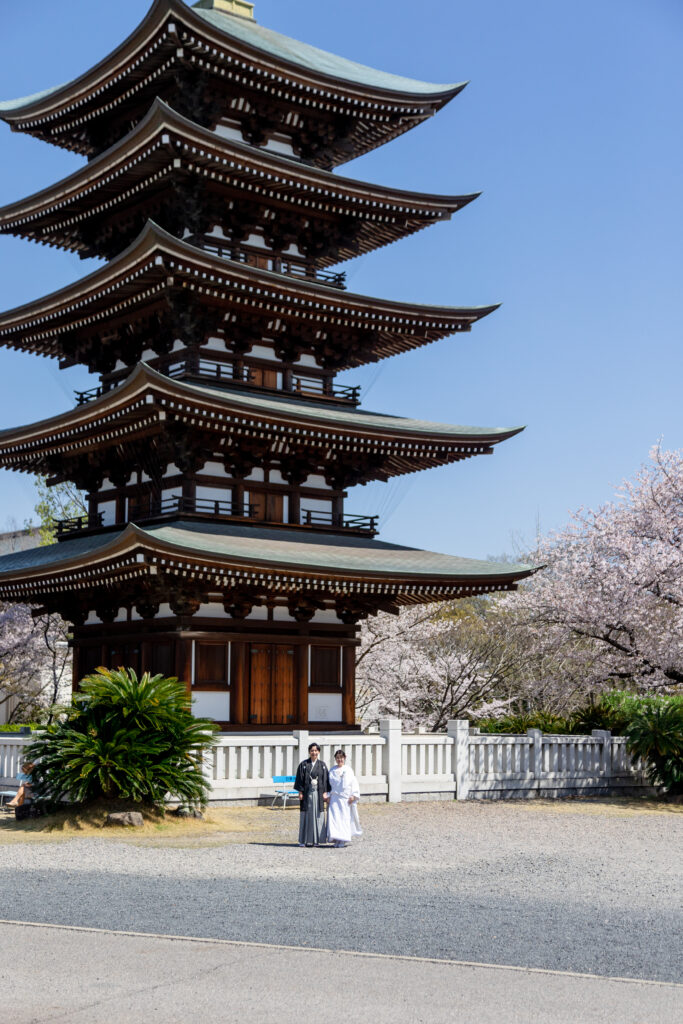 覚王山日泰寺にある五重塔の前で並んで立っている和装姿の新郎新婦