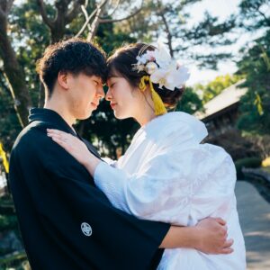 徳川園で和装ウェディングフォト　白無垢姿でおでこコツン　名古屋で人気のロケーション前撮りスポット
