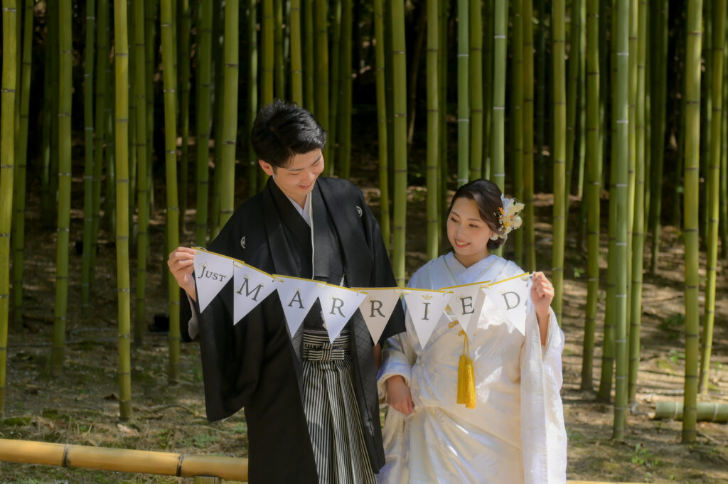 東山植物園内でガーランドを持つ和装姿の新郎新婦