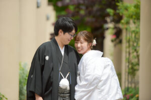 久屋大通庭園フラリエで和装ウェディングフォト　花嫁を優しく見つめる花婿　名古屋でロケーション前撮り