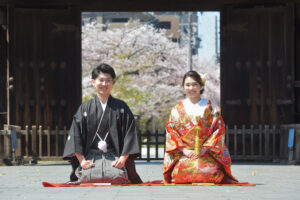 徳川園で和装ウェディングフォト　門の前で正座ショット　名古屋で人気のロケーション前撮りスポット
