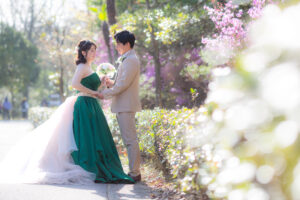 リトルワールドで洋装ロケーション前撮り　ウェディングブーケを持つ新郎新婦　愛知で前撮り